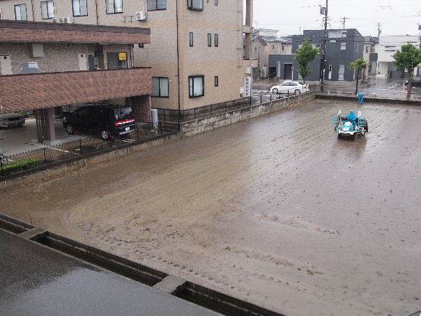 大雨警報田植え