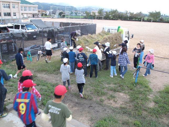 小学校のプールの横まで運搬します