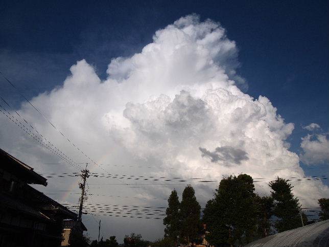 入道雲がモクモクその下に虹が出ました