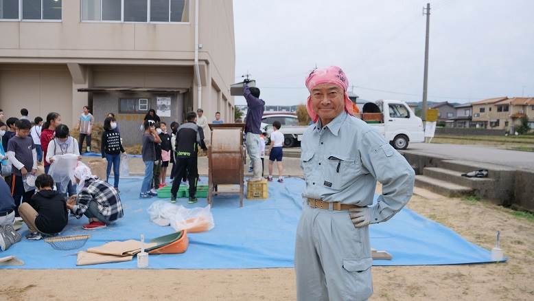 富陽小学校の脱穀