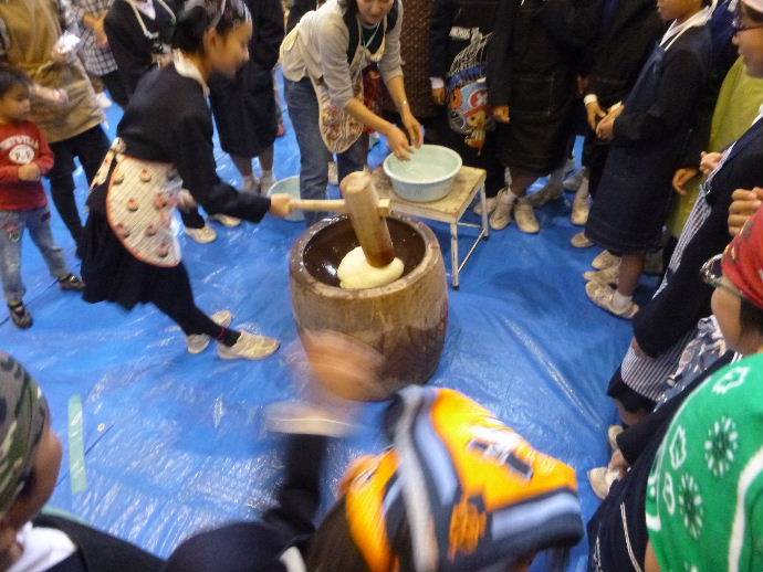 富陽小学校></center></p>
<p><br />
<center>一度にセイロを取りに来るので忙しいです、、途中、蒸しが間に合わず<br />
<center><img src=